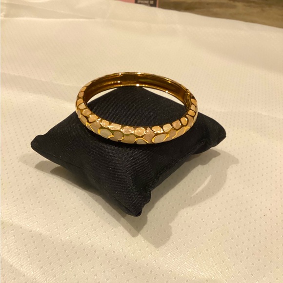 Vintage JOAN RIVERS ENAMEL , SUBTLE ANIMAL PRINT HINGED CLAMPER BRACELET - Picture 1 of 14